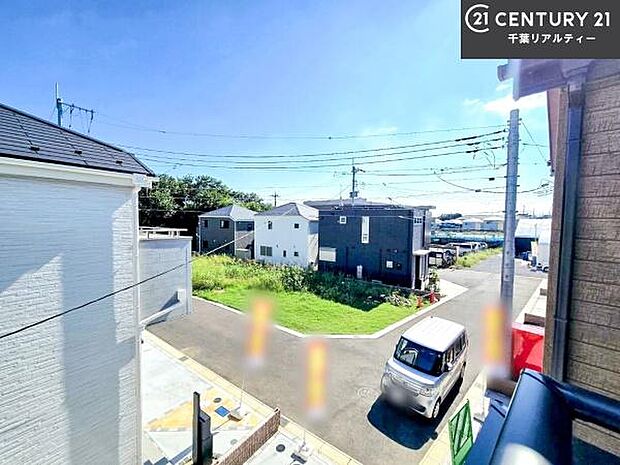 落ち着きある住宅街です!周囲には高い建物がなく、空が広く開放感があり、陽当たりを大きく遮られることもありません!気持ちの良い風が通り抜ける街並みです!
