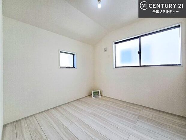 掃き出し窓がないお部屋は、お子様のお部屋としても安心です!収納スペースも充実しているので散らかったお部屋をサッと片付けられます!