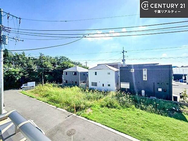 落ち着きある住宅街です!周囲には高い建物がなく、空が広く開放感があり、陽当たりを大きく遮られることもありません!気持ちの良い風が通り抜ける街並みです!