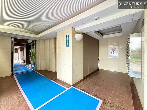 陽当たりの良いエントランスは、ご家族やお客様を温かく迎えてくれます。毎日の暮らしに心地よさをもたらしてくれる空間です。
