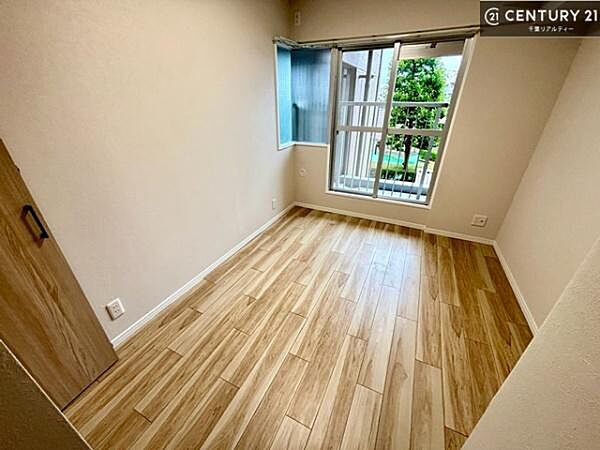 バルコニーに面している洋室です。明るく温もりがあり、換気もしっかりできます！朝起きて、外に出て背伸びをしつつ深呼吸をし良い朝を迎え入れることができます。