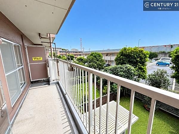 落ち着きある住宅街です！周囲には高い建物がなく、空が広く開放感があり、陽当たりを大きく遮られることもありません！気持ちの良い風が通り抜ける街並みです！