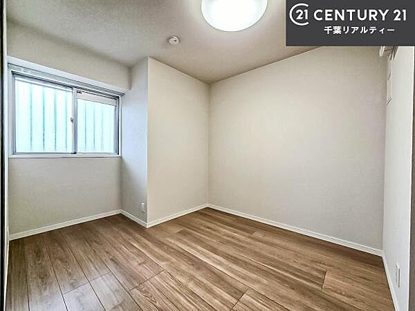 掃き出し窓がないお部屋は、お子様のお部屋としても安心です！収納スペースも充実しているので散らかったお部屋をサッと片付けられます！