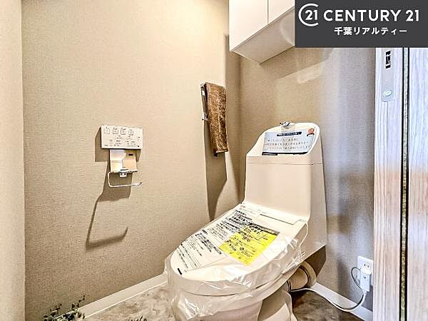 清潔感のある色味のお手洗いです！さわやかでスッキリする空間です！白を基調としているので、お手入れがしやすいトイレです！