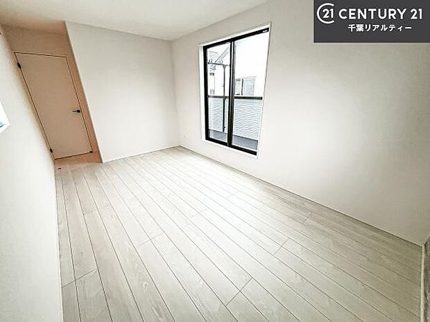 優しい光が差し込む洋室は、朝の目覚めも気持ちが良さそうですね。おうち時間もゆったりと過ごすことができます。