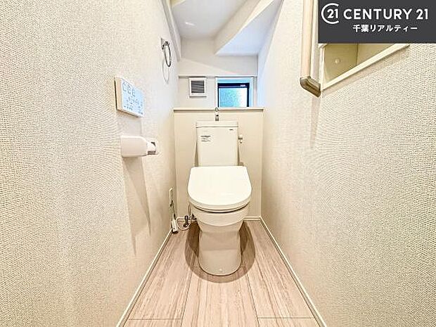 1・2階にトイレがございます!朝の忙しい時間帯も待たずにすみそうですね。白を基調とした清潔感のあるトイレでお手入れがしやすいです!