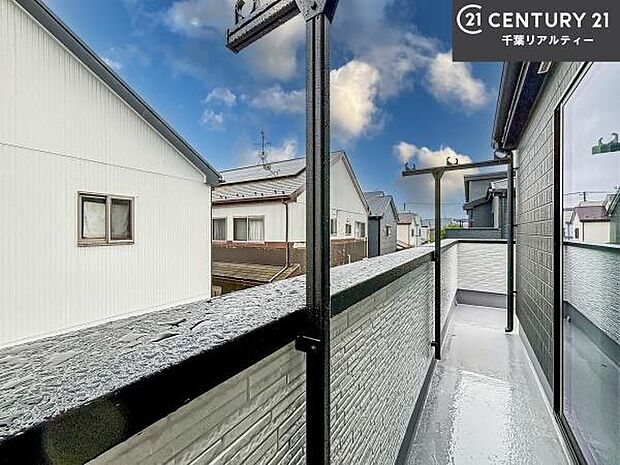 陽当たりの良いバルコニーで、お洗濯物もよく乾きそうですね!お天気の良い日にはバルコニーへ出てリフレッシュするのも気持ちよさそうです。