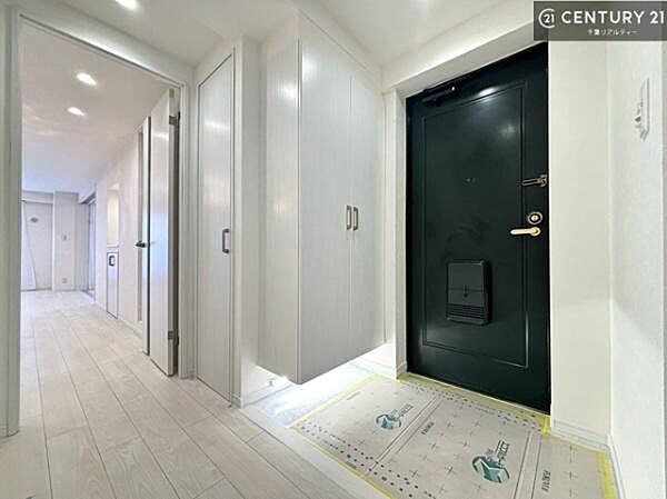 疲れて帰ってきても、ただいま！を言いたくなる、優しく迎え入れてくれる空間になっています。明るく温もり溢れる玄関です！