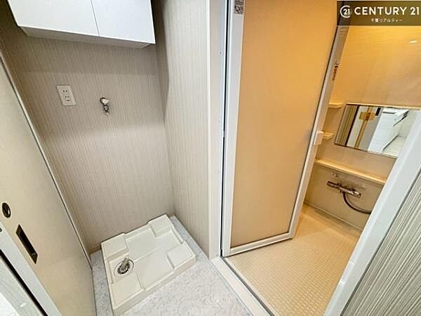 室内洗濯置き場！音も気にせず安心して洗濯物が回せますね！洗面所の収納スペースも充実しています！洗剤のストックやタオル置き場にも対応！
