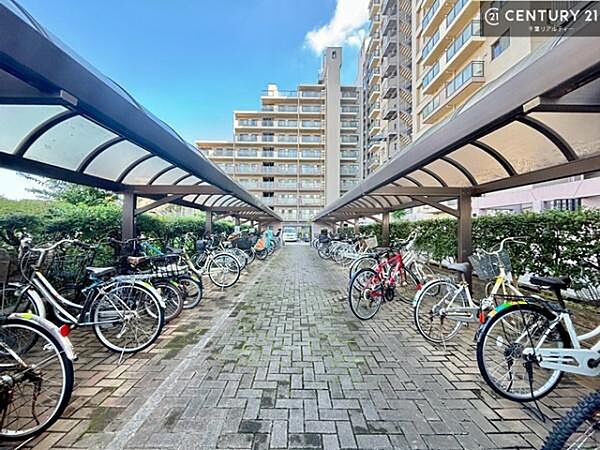 共用部分・駐輪場です。自転車があれば行動範囲が広がりお出かけ便利です！空き状況に関してはお気軽にお問い合わせください。