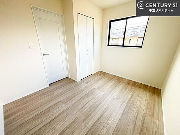 掃き出し窓がないお部屋は、お子様のお部屋としても安心です！収納スペースも充実しているので散らかったお部屋をサッと片付けられます！