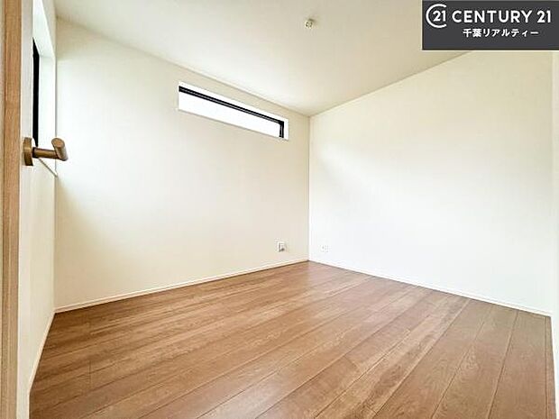 掃き出し窓がないお部屋は、お子様のお部屋としても安心です！収納スペースも充実しているので散らかったお部屋をサッと片付けられます！