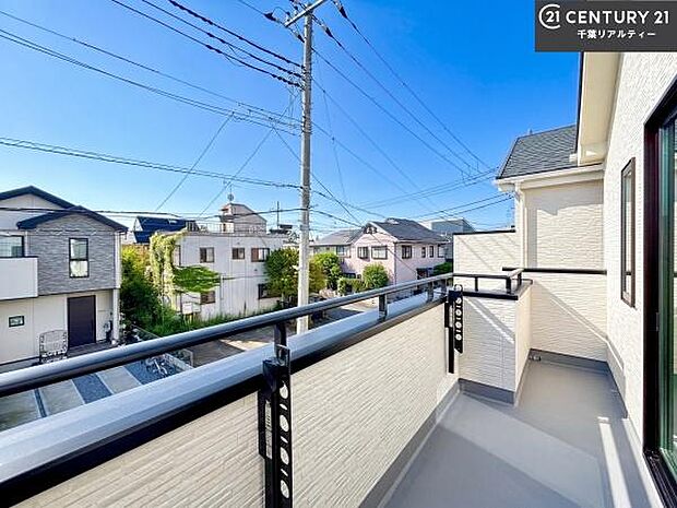 落ち着きある住宅街です！周囲には高い建物がなく、空が広く開放感があり、陽当たりを大きく遮られることもありません！気持ちの良い風が通り抜ける街並みです！