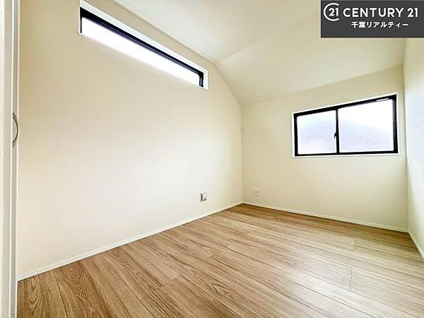 掃き出し窓がないお部屋は、お子様のお部屋としても安心です!収納スペースも充実しているので散らかったお部屋をサッと片付けられます!