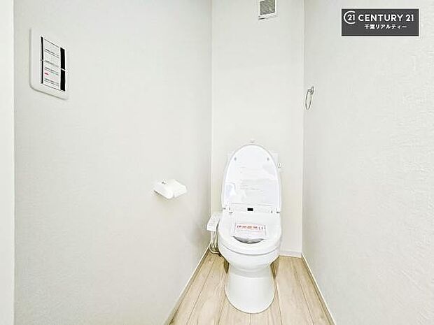 1・2階にトイレがございます!朝の忙しい時間帯も待たずにすみそうですね。白を基調とした清潔感のあるトイレでお手入れがしやすいです!