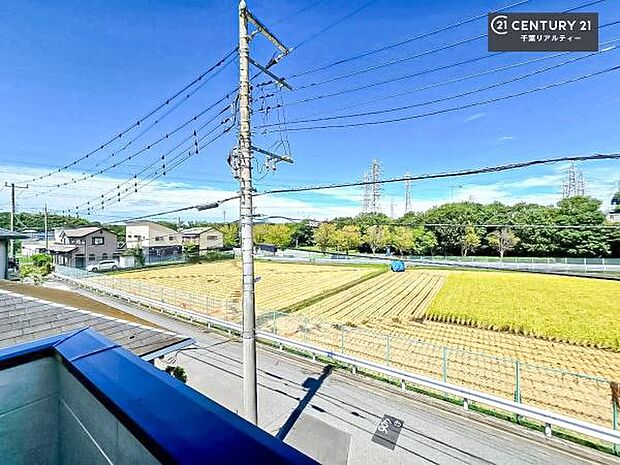 田園風景を身近に感じる穏やかな住環境。四季の移ろいを楽しみながら、開放感とゆとりのある暮らしを実現できる新築戸建てです。