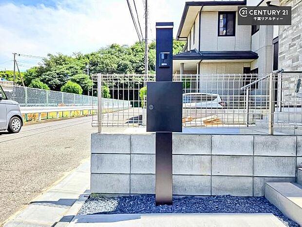 ポスト一体型宅配ボックス!玄関周りをすっきり見せつつ、再配達のストレスなく荷物を確実に受け取れる点が最大の特徴です。防犯性が高く、大型メール便にも対応可能!