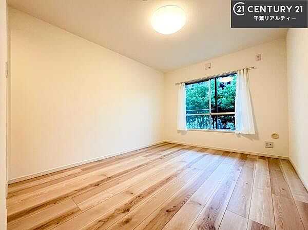 掃き出し窓がないお部屋は、お子様のお部屋としても安心です！収納スペースも充実しているので散らかったお部屋をサッと片付けられます！