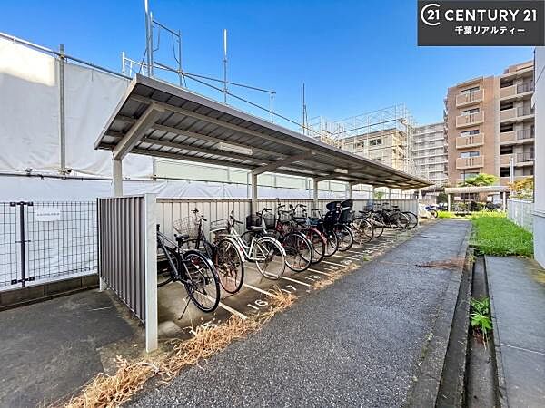 駐輪場完備で、お子さまの自転車や通勤用の自転車も安心して置けます。ご家族にもうれしい便利な設備です。駐輪場の空き状況については管理会社にご確認ください。