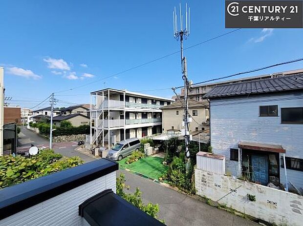 落ち着きある住宅街です!周囲には高い建物がなく、空が広く開放感があり、陽当たりを大きく遮られることもありません!気持ちの良い風が通り抜ける街並みです!