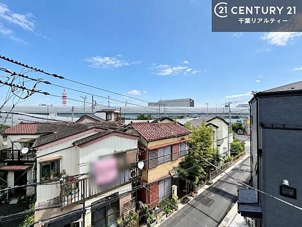 落ち着きある住宅街です!周囲には高い建物がなく、空が広く開放感があり、陽当たりを大きく遮られることもありません!気持ちの良い風が通り抜ける街並みです!