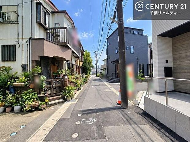 落ち着いた街並みが広がる閑静な住宅街に位置し、穏やかで心安らぐ暮らしを叶える住環境です。