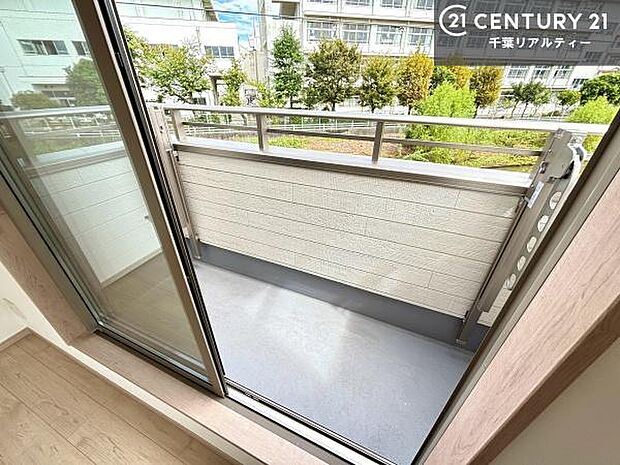 広々としているバルコニーです!お洗濯物を干すのはもちろん風に当たりながらくつろぎタイムが送れます!
