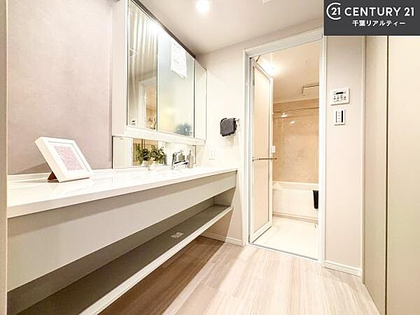 三面鏡仕様の洗面化粧台を採用。鏡裏収納付きのため、ドライヤーや化粧品などをすっきり片付けられます。洗面台まわりを広く使え、毎日の身支度も快適に行えます！