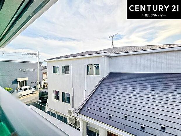 落ち着きある住宅街です!周囲には高い建物がなく、空が広く開放感があり、陽当たりを大きく遮られることもありません!気持ちの良い風が通り抜ける街並みです!