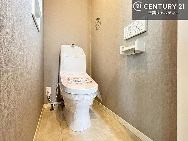 温かみのあるおしゃれなトイレ空間。シンプルな中にもデザイン性を感じられる落ち着いた雰囲気です。