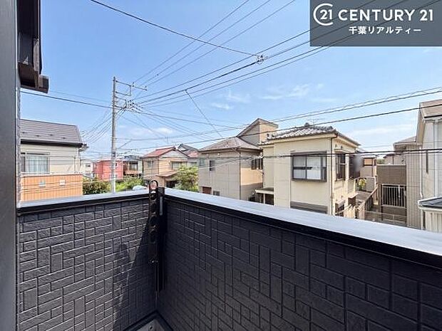 落ち着きある住宅街です!周囲には高い建物がなく、空が広く開放感があり、陽当たりを大きく遮られることもありません!気持ちの良い風が通り抜ける街並みです!