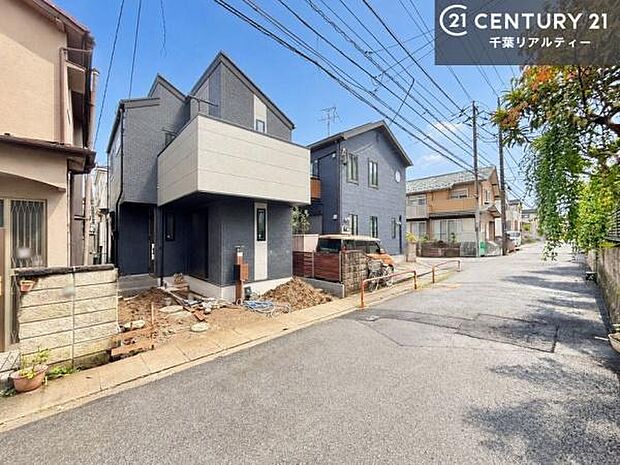 落ち着いた街並みが広がる閑静な住宅街に位置し、穏やかで心安らぐ暮らしを叶える住環境です。