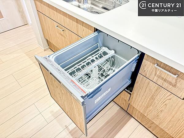 食洗機付き！忙しい時や冬場は手荒れ防止として大活躍します！ビルトイン仕様なので、場所も取らず調理スペースも広く使えて手際よく作業が出来ます！
