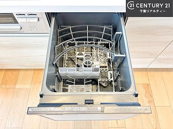 食洗機付きのキッチンです！忙しい時や手荒れ防止として大変活躍する便利な仕様です！ビルトインなのでキッチンの場所を取らず調理スペースを広く使うことが出来ます！