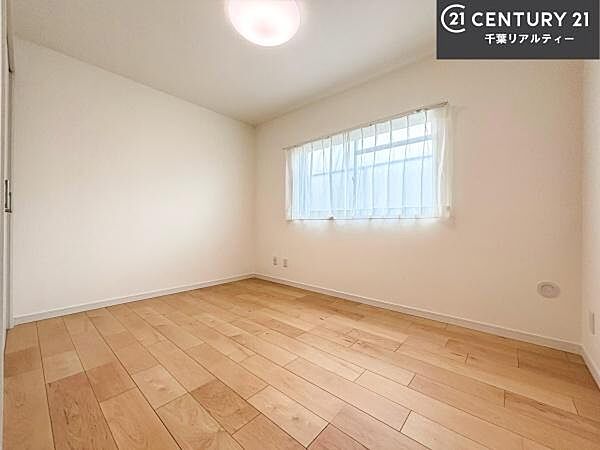 掃き出し窓がないお部屋は、お子様のお部屋としても安心です！収納スペースも充実しているので散らかったお部屋をサッと片付けられます！