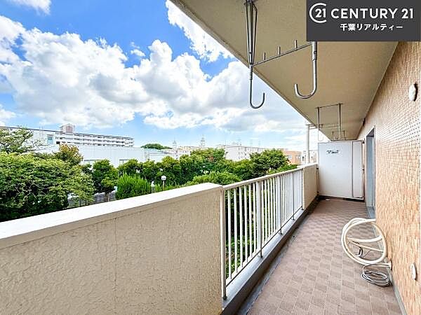 落ち着きある住宅街です！周囲には高い建物がなく、空が広く開放感があり、陽当たりを大きく遮られることもありません！気持ちの良い風が通り抜ける街並みです！