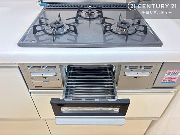コンロは三口あるのでお料理の同時進行ができます。もちろんグリル付きです。調理スペースも広々している為作業がしやすい！使い勝手が良いシステムキッチンです！