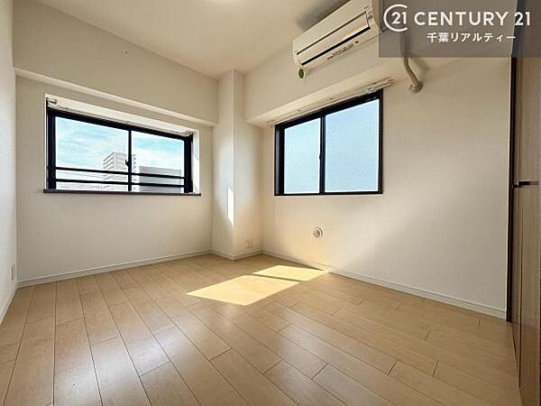 マンションの角部屋ならではの二面採光を確保した洋室。2方向から自然光が差し込み、明るく開放感のある心地よい空間でお過ごしいただけます。