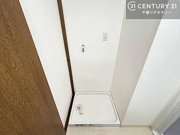 洗濯パン付きで、水漏れ対策にも配慮された安心の洗濯スペース。毎日使う場所だからこそ、使いやすさと清潔感にこだわりました。