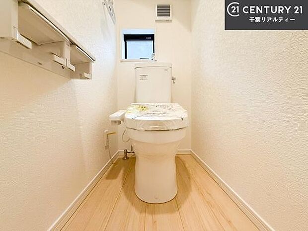 清潔感のある色味のお手洗いです！さわやかでスッキリする空間です！白を基調としているので、お手入れがしやすいトイレです！