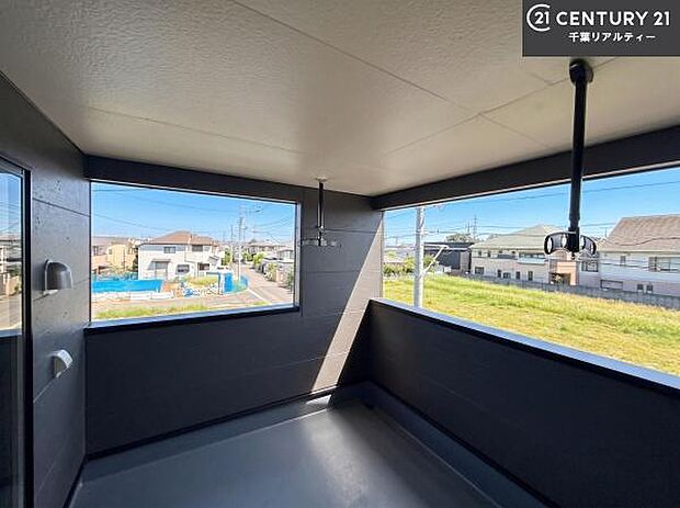落ち着きある住宅街です！周囲には高い建物がなく、空が広く開放感があり、陽当たりを大きく遮られることもありません！気持ちの良い風が通り抜ける街並みです！