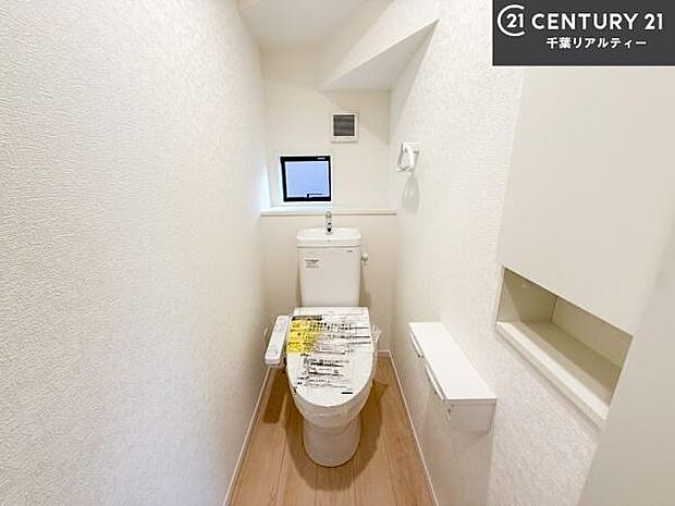 清潔感のある色味のお手洗いです！さわやかでスッキリする空間です！白を基調としているので、お手入れがしやすいトイレです！