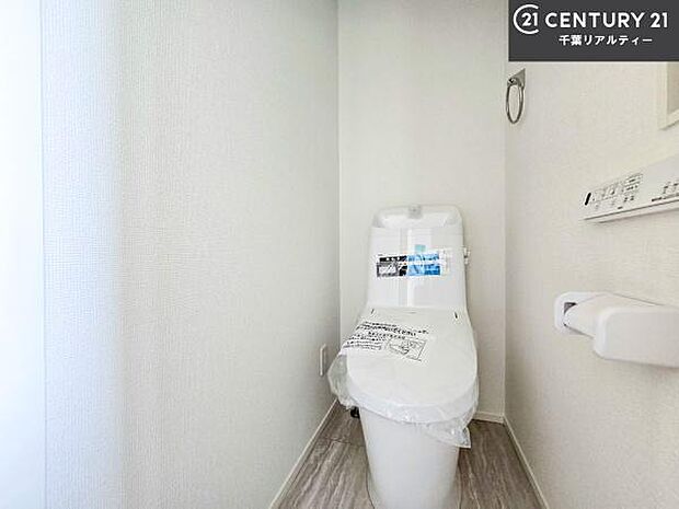 清潔感のある色味のお手洗いです!さわやかでスッキリする空間です!白を基調としているので、お手入れがしやすいトイレです!