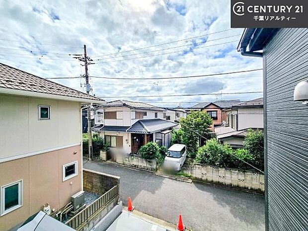 落ち着きある住宅街です!周囲には高い建物がなく、空が広く開放感があり、陽当たりを大きく遮られることもありません!気持ちの良い風が通り抜ける街並みです!