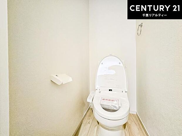 1・2階にトイレがございます!朝の忙しい時間帯も待たずにすみそうですね。白を基調とした清潔感のあるトイレでお手入れがしやすいです!