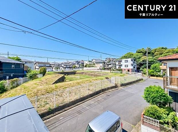 晴れた日には青い空を見渡せる開放的な時間を楽しめます。気持ちの良い風が通り抜ける街並みです!緑が映える眺望で癒されますね!