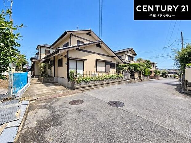 落ち着いた街並みが広がる閑静な住宅街に位置し、穏やかで心安らぐ暮らしを叶える住環境です。