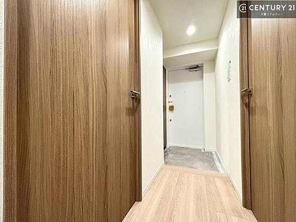 疲れて帰ってきても、ただいま！を言いたくなる、優しく迎え入れてくれる空間になっています。明るく温もり溢れる玄関です！