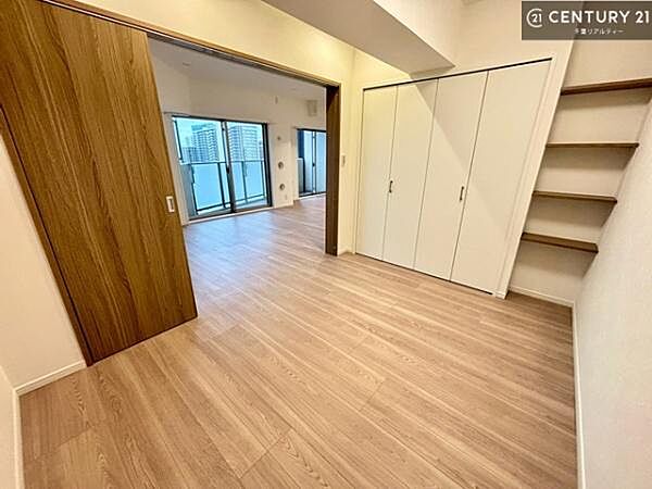 リビングと隣接した洋室！親御さんは目が届きやすく作業をしながらでもお子様を見守るができるので安心！収納スペースも付いているのでお片付けが楽々！