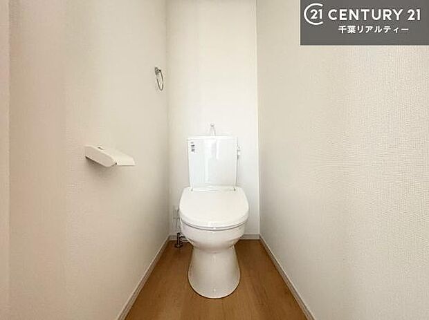 1・2階にトイレがございます!朝の忙しい時間帯も待たずにすみそうですね。白を基調とした清潔感のあるトイレでお手入れがしやすいです!